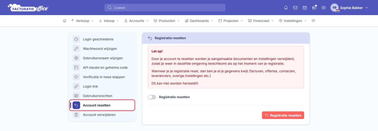 De pagina Registratie resetten in het Beveiligingscentrum van Facturatie Office, met een rode waarschuwing dat alle documenten en instellingen worden verwijderd en niet kunnen worden hersteld, de schakelaar Registratie resetten en de rode knop Registratie resetten; het menu-item Account resetten is rood omlijnd