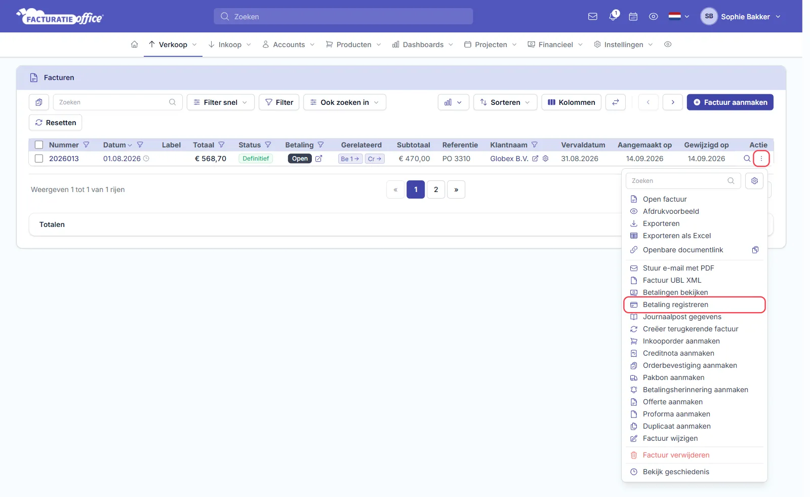 Het facturenoverzicht in Facturatie Office met een definitieve, openstaande factuur 2026013 voor Globex B.V. van € 568,70 en het Actie-menu geopend met onder meer Stuur e-mail met PDF, Betalingen bekijken, Betaling registreren en Betalingsherinnering aanmaken; de Actie-knop en Betaling registreren zijn rood omlijnd