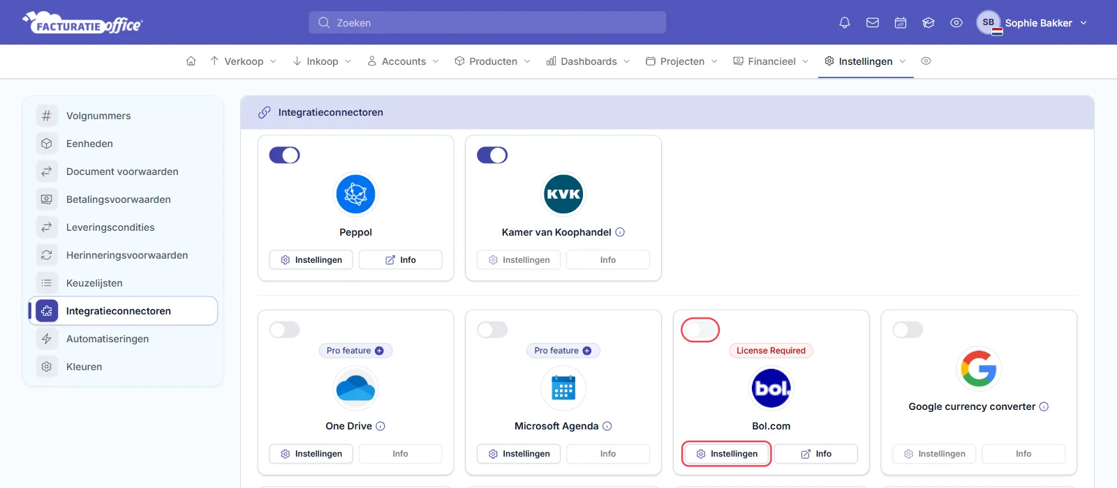 De pagina Integratieconnectoren in Facturatie Office met bovenaan de actieve koppelingen Peppol en Kamer van Koophandel en daaronder de kaarten One Drive, Microsoft Agenda, Bol.com met het label License Required en Google currency converter; de schakelaar en de knop Instellingen op de Bol.com-kaart zijn rood omlijnd