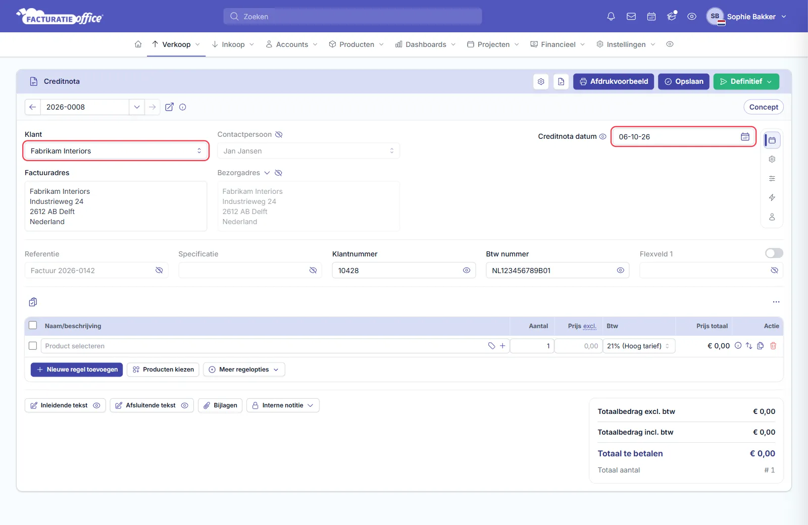 Een nieuwe creditnota in Facturatie Office met klant Fabrikam Interiors, contactpersoon Jan Jansen, adressen in Delft, klantnummer 10428, referentie Factuur 2026-0142 en creditnota datum 06-10-26; het veld Klant en de creditnota datum zijn rood omlijnd
