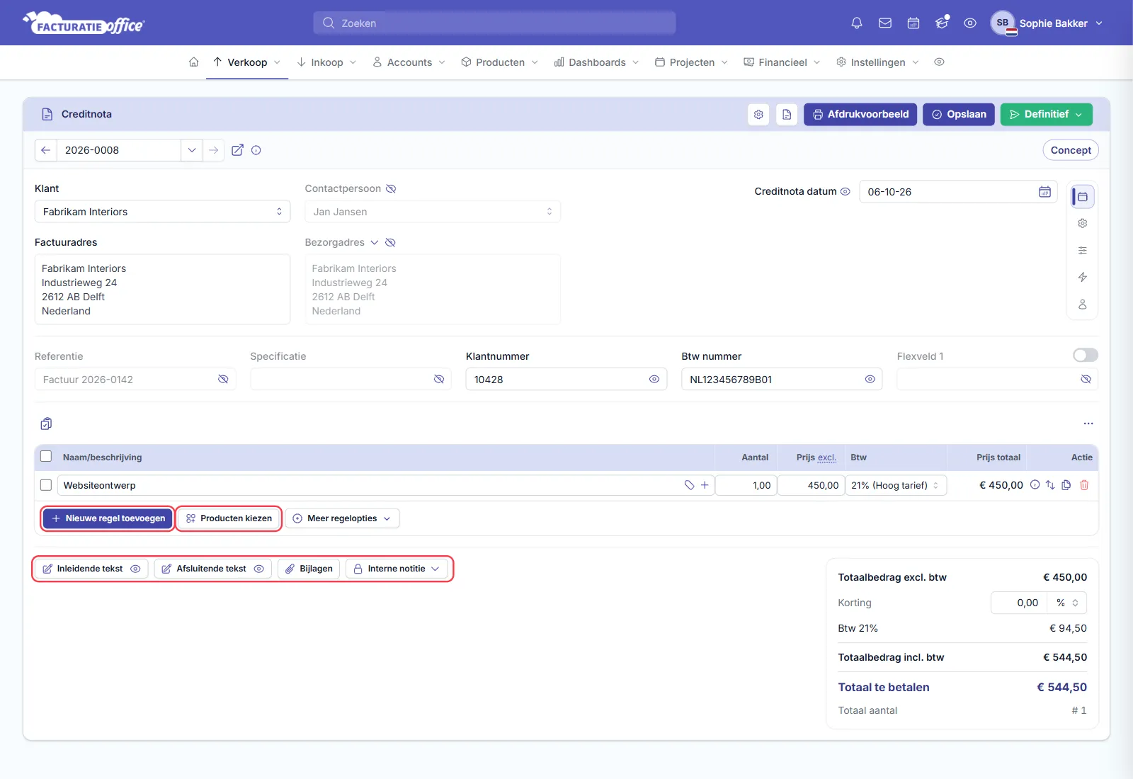 Een creditnota met één regel — Websiteontwerp, aantal 1 à 450,00 — en totalen van € 450,00 excl. btw, € 94,50 btw en € 544,50 te betalen; Nieuwe regel toevoegen, Producten kiezen en de knoppen Inleidende tekst, Afsluitende tekst, Bijlagen en Interne notitie zijn rood omlijnd