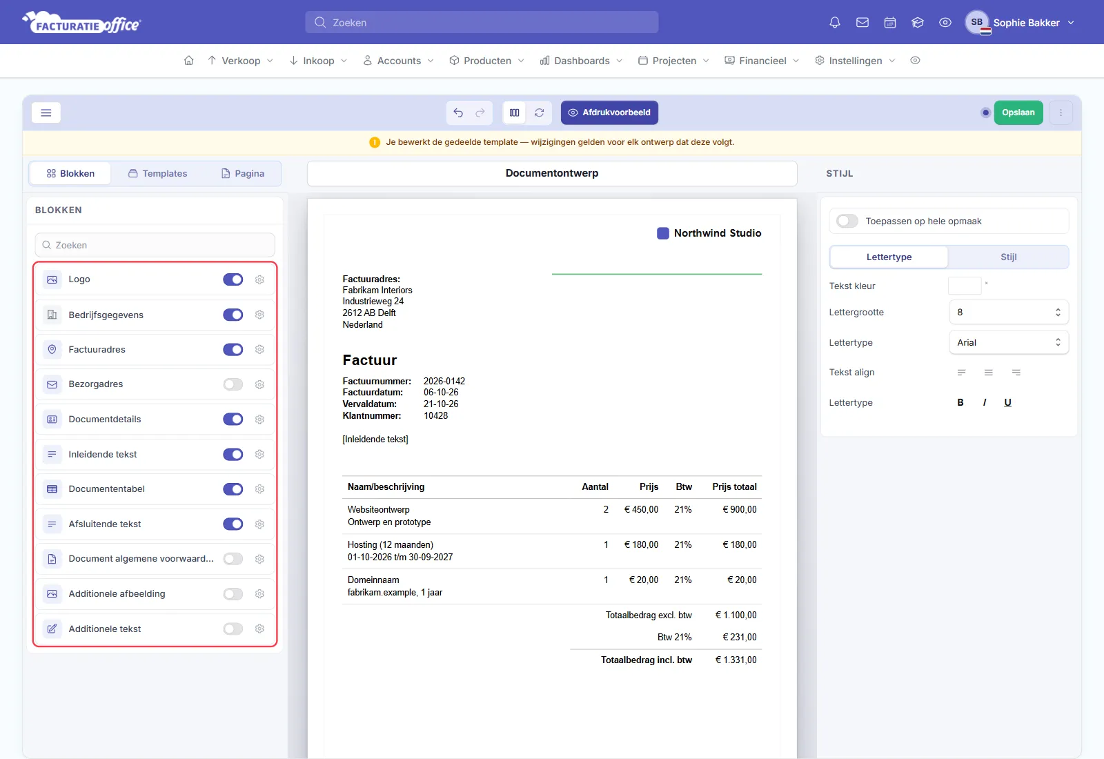 De document template-editor in Facturatie Office met links onder BLOKKEN de blokken Logo, Bedrijfsgegevens, Factuuradres, Bezorgadres, Documentdetails, Inleidende tekst, Documententabel, Afsluitende tekst, Document algemene voorwaarden, Additionele afbeelding en Additionele tekst, elk met een schakelaar, en in het midden een voorbeeld van de factuur; de lijst met blokken is rood omlijnd