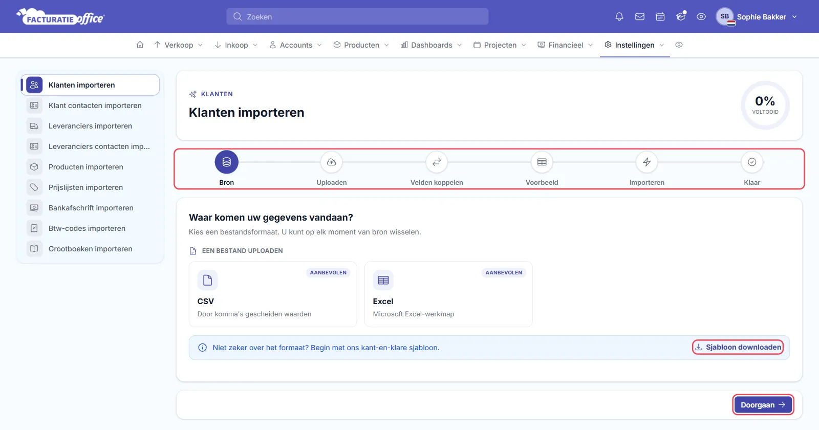 De importwizard Klanten importeren in Facturatie Office, met links de importtypes van Klanten tot Grootboeken, bovenaan de stappen Bron, Uploaden, Velden koppelen, Voorbeeld, Importeren en Klaar, de keuze tussen CSV en Excel, de knop Sjabloon downloaden en de knop Doorgaan; de stappenbalk, Sjabloon downloaden en Doorgaan zijn rood omlijnd