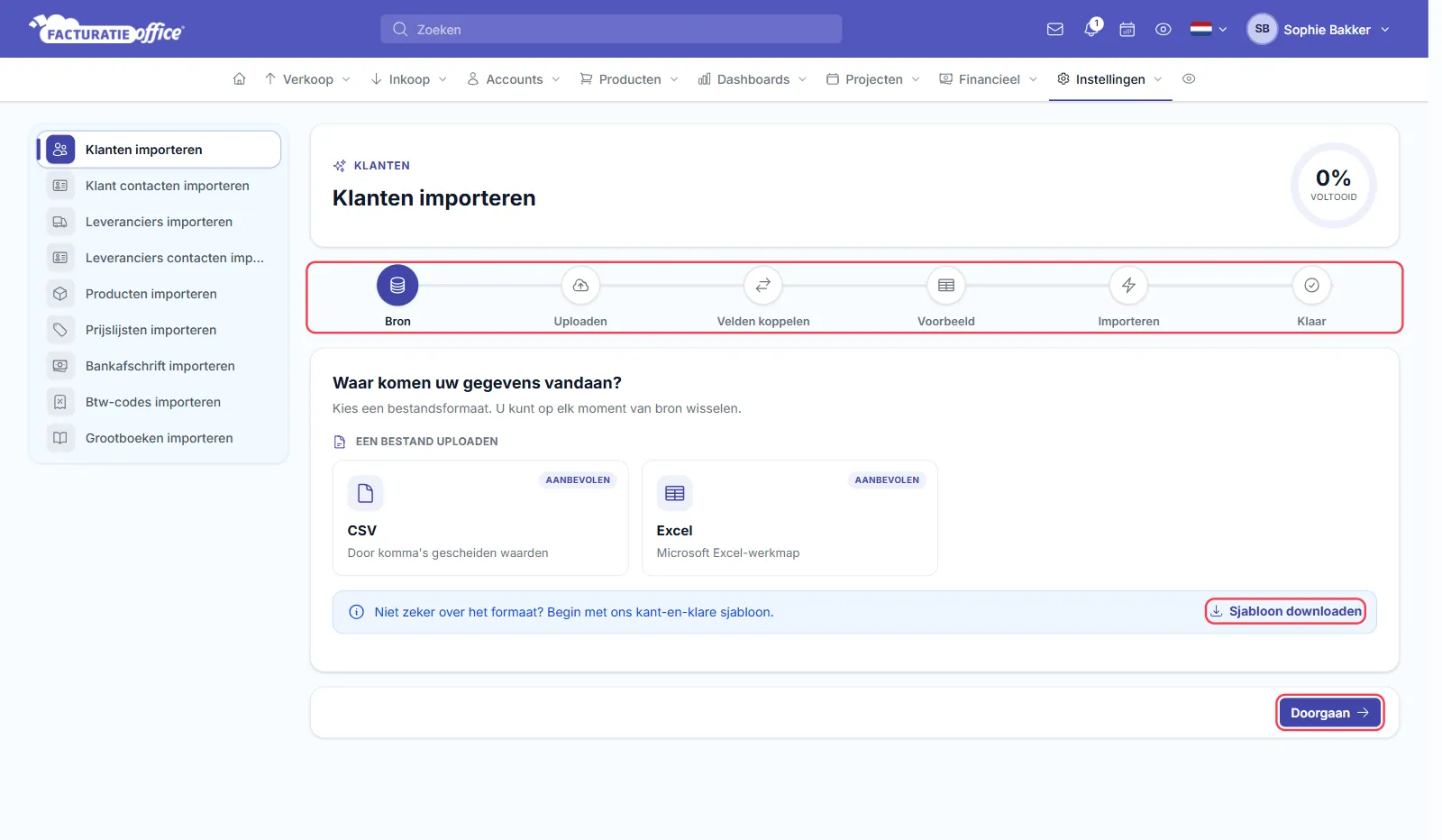 De importwizard Klanten importeren in Facturatie Office, met links de importtypes van Klanten tot Grootboeken, bovenaan de stappen Bron, Uploaden, Velden koppelen, Voorbeeld, Importeren en Klaar, de keuze tussen CSV en Excel, de knop Sjabloon downloaden en de knop Doorgaan; de stappenbalk, Sjabloon downloaden en Doorgaan zijn rood omlijnd