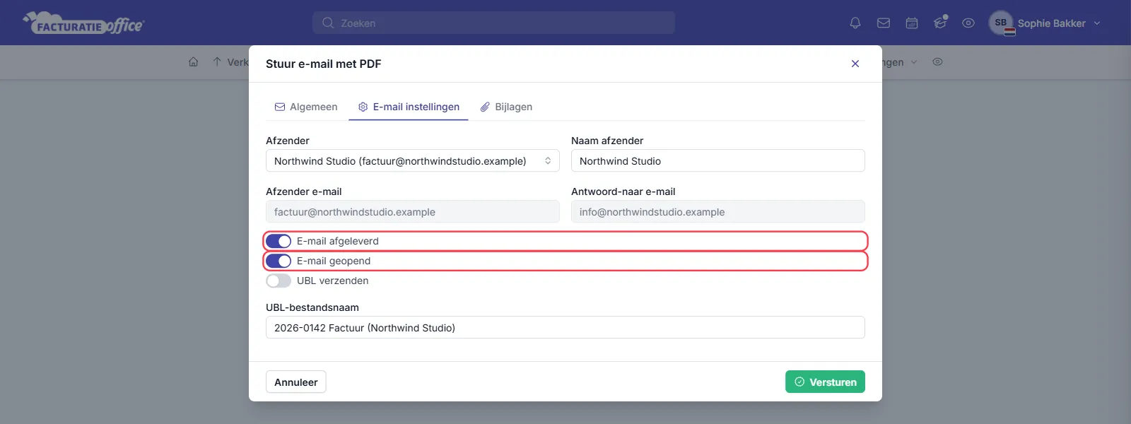 Het venster Stuur e-mail met PDF in Facturatie Office op het tabblad E-mail instellingen, met afzender Northwind Studio, de velden Naam afzender, Afzender e-mail en Antwoord-naar e-mail, de ingeschakelde schakelaars E-mail afgeleverd en E-mail geopend, de schakelaar UBL verzenden en de UBL-bestandsnaam 2026-0142 Factuur (Northwind Studio); E-mail afgeleverd en E-mail geopend zijn rood omlijnd
