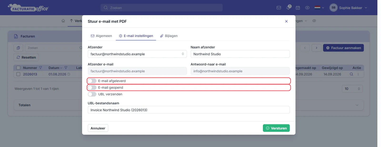 Het venster Stuur e-mail met PDF in Facturatie Office op het tabblad E-mail instellingen, met de velden Afzender, Naam afzender, Afzender e-mail en Antwoord-naar e-mail, en de schakelaars E-mail afgeleverd, E-mail geopend en UBL verzenden; de schakelaars E-mail afgeleverd en E-mail geopend zijn rood omlijnd