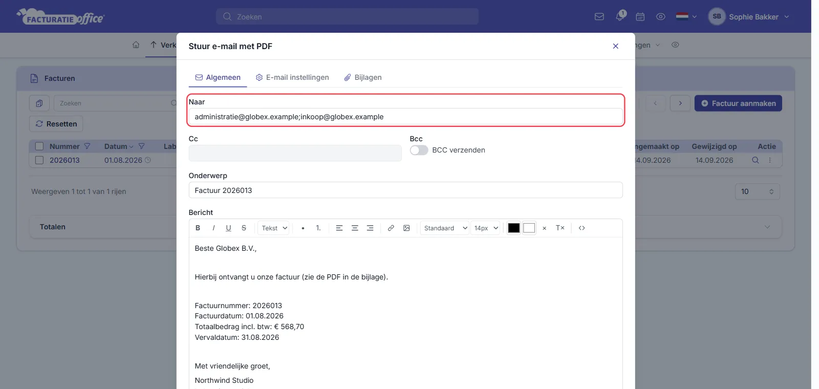 Het venster Stuur e-mail met PDF in Facturatie Office op het tabblad Algemeen, met in het veld Naar twee e-mailadressen gescheiden door een puntkomma, een leeg Cc-veld, de schakelaar BCC verzenden, het onderwerp Factuur 2026013 en een Nederlands bericht; het veld Naar is rood omlijnd