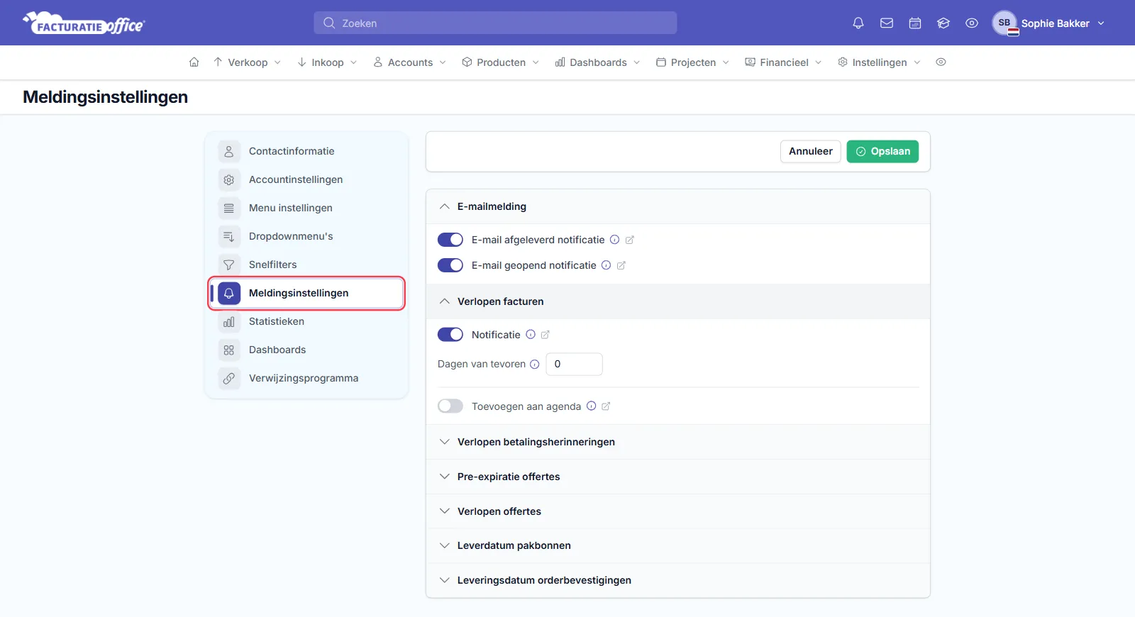 De pagina Meldingsinstellingen in Facturatie Office met onder E-mailmelding de ingeschakelde schakelaars E-mail afgeleverd notificatie en E-mail geopend notificatie, en daaronder de groepen Verlopen facturen, Verlopen betalingsherinneringen, Pre-expiratie offertes, Verlopen offertes, Leverdatum pakbonnen en Leveringsdatum orderbevestigingen; het menu-item Meldingsinstellingen is rood omlijnd