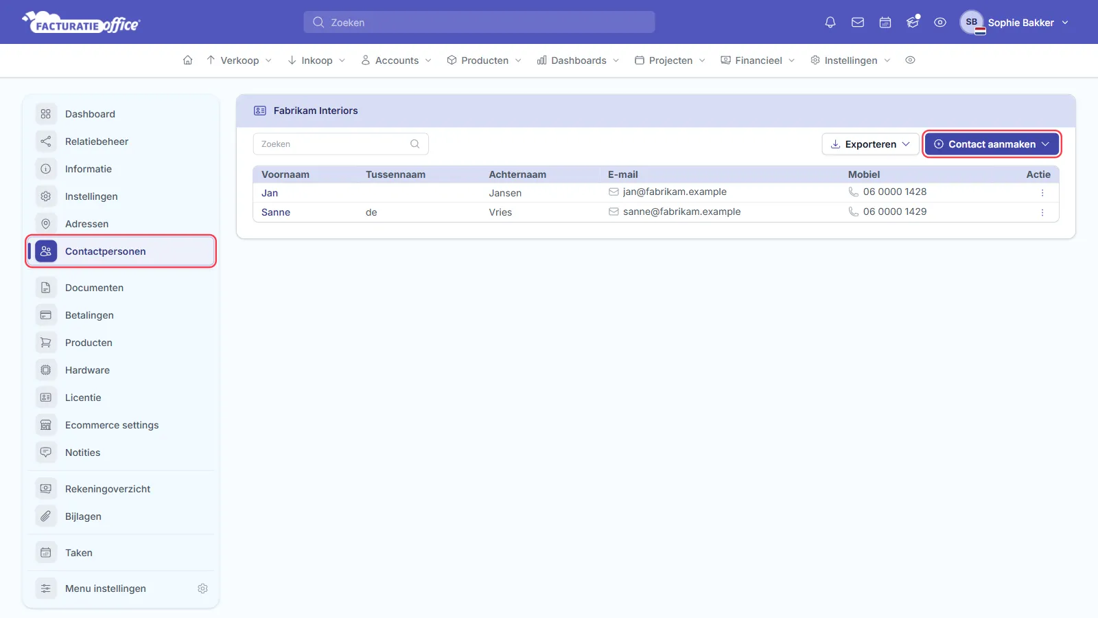 De contactpersonen van Fabrikam Interiors in Facturatie Office met Jan Jansen en Sanne de Vries, de knoppen Exporteren en Contact aanmaken, en in het menu links onder meer Dashboard, Relatiebeheer, Informatie, Instellingen, Adressen, Contactpersonen, Documenten en Notities; de knop Contact aanmaken en het menu-item Contactpersonen zijn rood omlijnd
