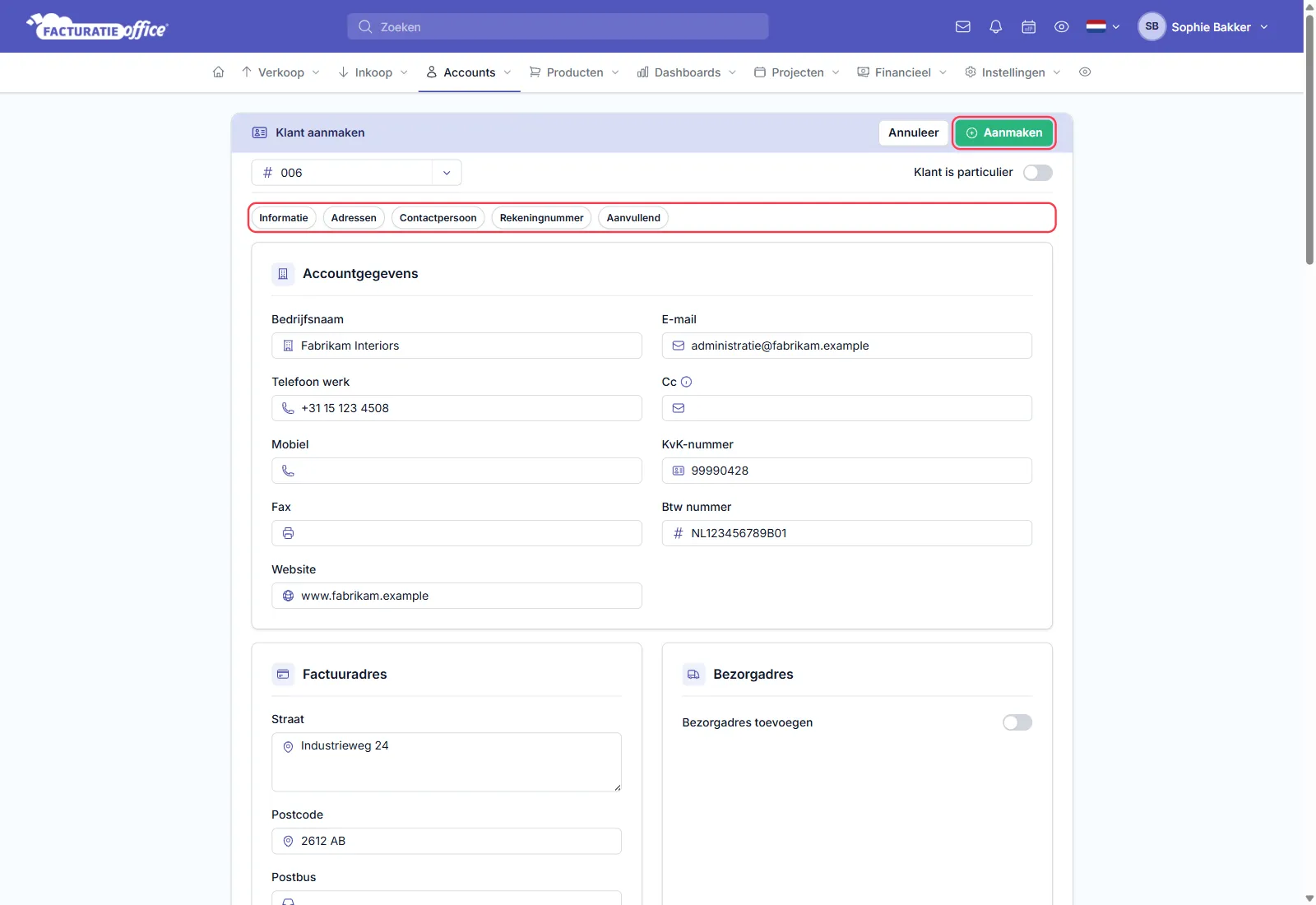 Het formulier Klant aanmaken in Facturatie Office met de schakelaar Klant is particulier, de knoppen Informatie, Adressen, Contactpersoon, Rekeningnummer en Aanvullend, en de accountgegevens van Fabrikam Interiors met e-mail, telefoon, KvK-nummer, btw-nummer, website en factuuradres Industrieweg 24, 2612 AB Delft; de knop Aanmaken en de onderdeelknoppen zijn rood omlijnd