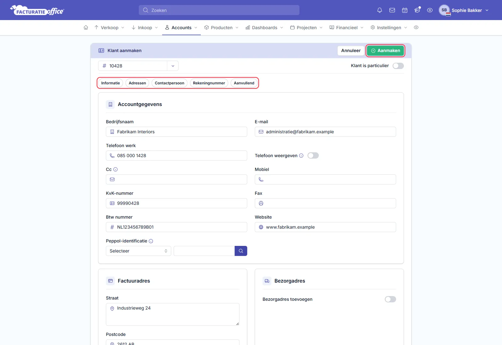 Het formulier Klant aanmaken in Facturatie Office met de schakelaar Klant is particulier, de knoppen Informatie, Adressen, Contactpersoon, Rekeningnummer en Aanvullend, en de accountgegevens van Fabrikam Interiors met klantnummer 10428, e-mail, telefoon, KvK-nummer, btw-nummer, website, het veld Peppol-identificatie en factuuradres Industrieweg 24, 2612 AB Delft; de knop Aanmaken en de onderdeelknoppen zijn rood omlijnd