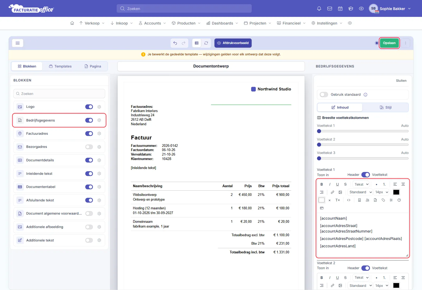 De document template-editor in Facturatie Office met links onder Blokken het blok Bedrijfsgegevens aangezet en rechts het paneel Bedrijfsgegevens met Breedte voettekstkolommen en de teksteditor van Voettekst 1 met velden als [accountNaam] en [accountAdresStraat]; het blok Bedrijfsgegevens, de editor van Voettekst 1 en de knop Opslaan zijn rood omlijnd